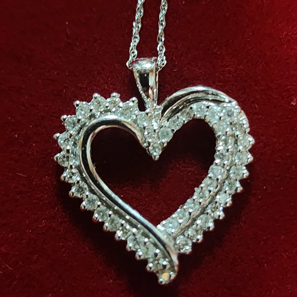10k white gold 1 CT diamond heart necklace